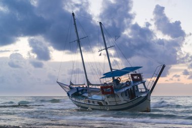 Rodos Yunanistan plajda wrecked tekne terk edilmiş stand