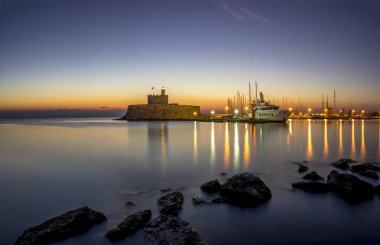 Rodos Yunanistan 'ın Mandraki limanındaki Agios Nikolaos Kalesi