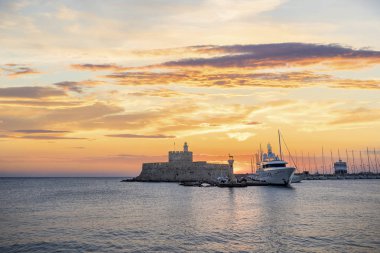 Rodos Yunanistan 'ın Mandraki limanındaki Agios Nikolaos Kalesi