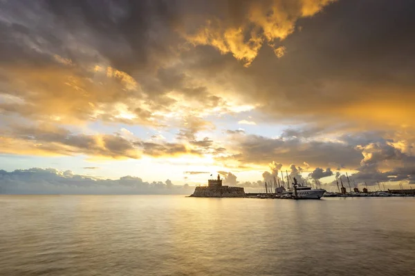 Agios Nikolaos Festung am Mandraki Hafen von Rhodos Griechenland — Stockfoto