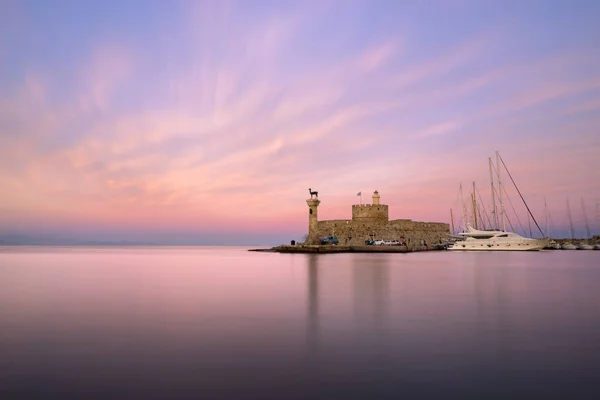 Agios Nikolaos erőd Rhodes Görögország Mandraki kikötőjében — Stock Fotó