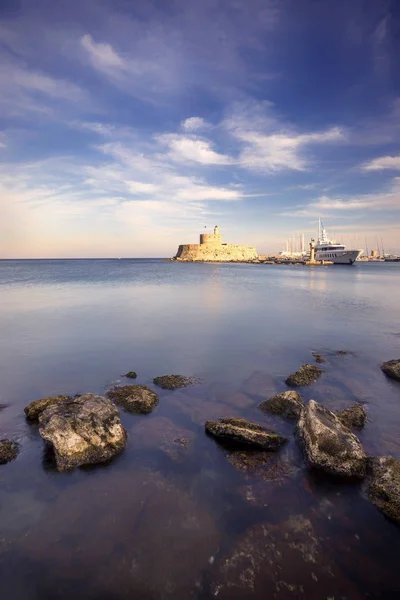 Agios Nikolaos fästning vid Mandrakihamnen på Rhodos Grekland — Stockfoto