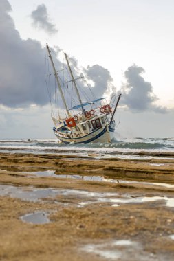 Rodos Yunanistan plajda wrecked tekne terk edilmiş stand