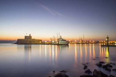 Rodos Yunanistan 'ın Mandraki limanındaki Agios Nikolaos Kalesi