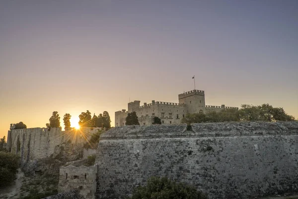 Il muro della fortezza nel porto al tramonto. Rodi — Foto Stock