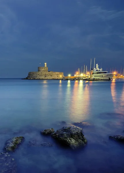 Крепость на гавани Мандраки в Родосе Греция — стоковое фото
