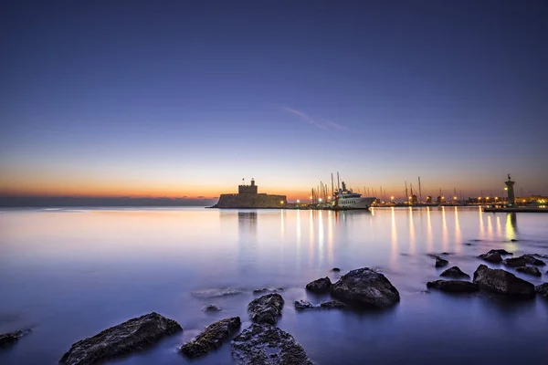 Mandraki Limanı Rhodes Yunanistan üzerinde kale — Stok fotoğraf