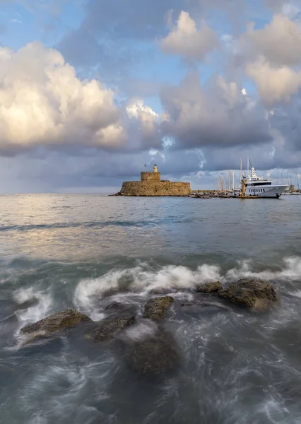 Fort Agios Nikolaos op de haven van Mandraki in Rhodos Griekenland — Stockfoto