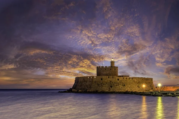 Крепость Агиос Николаос на гавани Мандраки в Родосе — стоковое фото