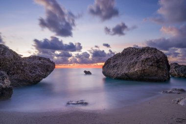 Kalamitsi beach günbatımı uzun pozlama Ionian Sea adlı