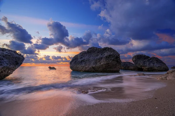 Kalamitsi spiaggia al tramonto lunga esposizione Mar Ionio — Foto Stock