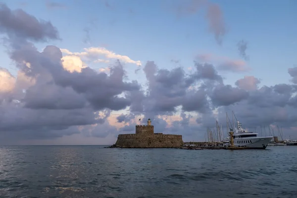 Fortaleza de Agios Nikolaos en el puerto de Mandraki de Rodas —  Fotos de Stock