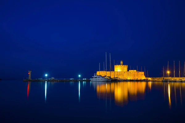 Крепость Агиос Николаос в гавани Мандраки на Родосе — стоковое фото