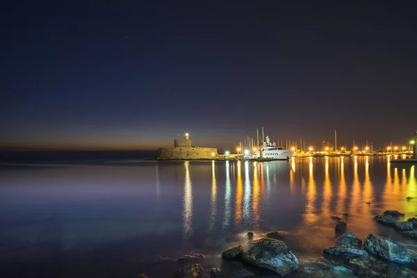 Agios nikolaos fästning på Mandrakihamnen i Rhodos — Stockfoto