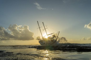 Rodos Yunanistan plajda wrecked tekne terk edilmiş stand