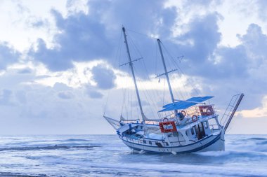 Rodos Yunanistan plajda wrecked tekne terk edilmiş stand