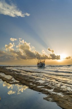 Rodos Yunanistan plajda wrecked tekne terk edilmiş stand