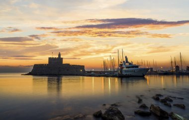Rodos Yunanistan 'ın Mandraki limanındaki Agios Nikolaos Kalesi