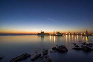 Rodos Yunanistan 'ın Mandraki limanındaki Agios Nikolaos Kalesi
