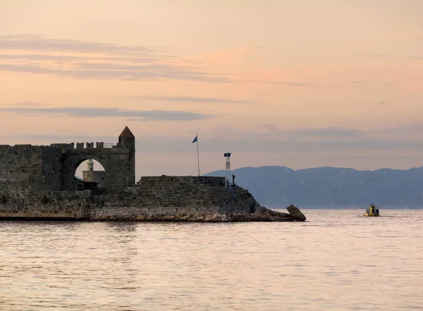 Fortaleza de Agios Nikolaos en el puerto de Mandraki de Rodas —  Fotos de Stock