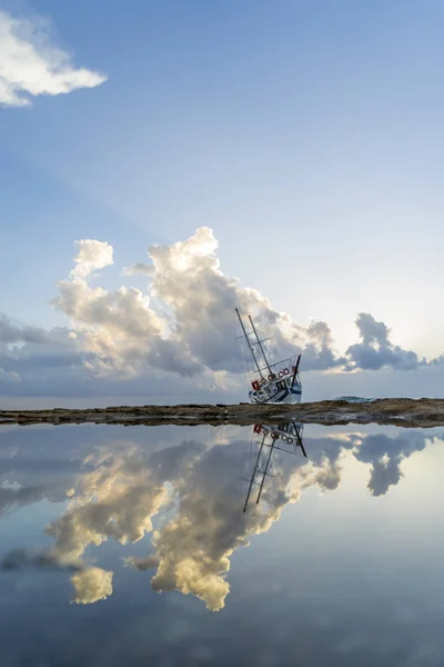 Schiffbrüchiger verlassener Stand am Strand in Rhodos Griechenland — Stockfoto