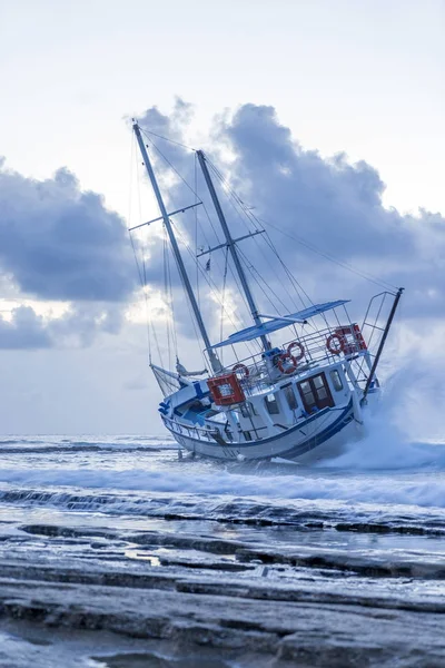 Barco naufragado abandonado parada en la playa en RHodes Grecia — Foto de Stock