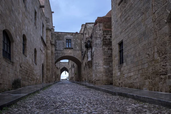 Eski şehir Rodos Şövalyeleri sokaklarında — Stok fotoğraf