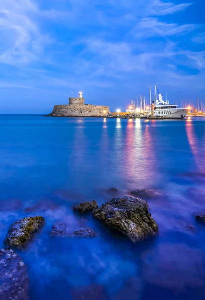 Fortaleza de Ágios Nikolaos no porto de Mandraki em Rodes — Fotografia de Stock