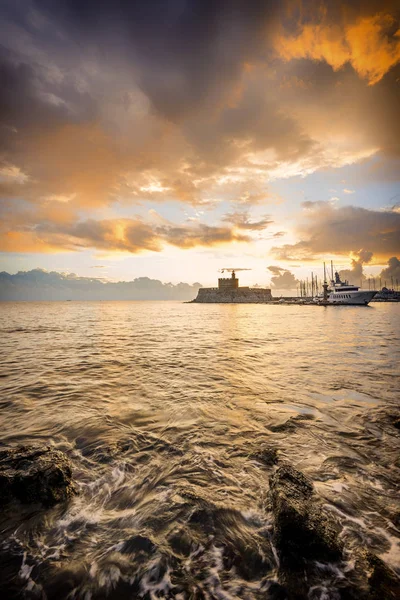Agios Nikolaos Festung am Mandraki Hafen von Rhodos Griechenland — Stockfoto
