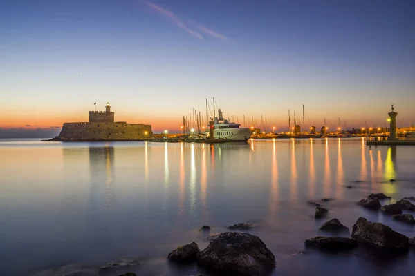 Fortaleza de Ágios Nikolaos no porto de Mandraki, em Rodes, Grécia — Fotografia de Stock