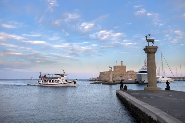 Agios Nikolaos erőd Rhodes Görögország Mandraki kikötőjében — Stock Fotó