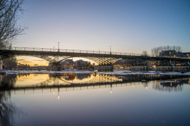 Pont des Arts ve Institut de France, Paris, Fransa gündoğumu ile Seine Nehri