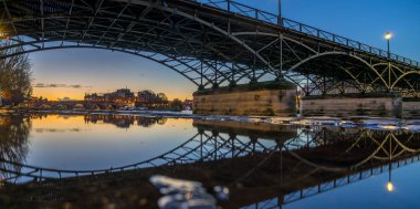 Nehir SEINE Pont des Arts ve Institut de France ile gece ben