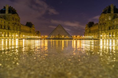 akşam Ünlü Louvre Müzesi Louvre piramit ile görünümü