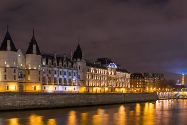 Gece görünümü Conciergerie Kalesi ve Pont Notre-Dame Köprüsü