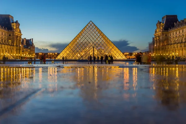 Paris Frankrijk December 2017 Uitzicht Beroemde Louvre Museum Met Pyramide — Stockfoto