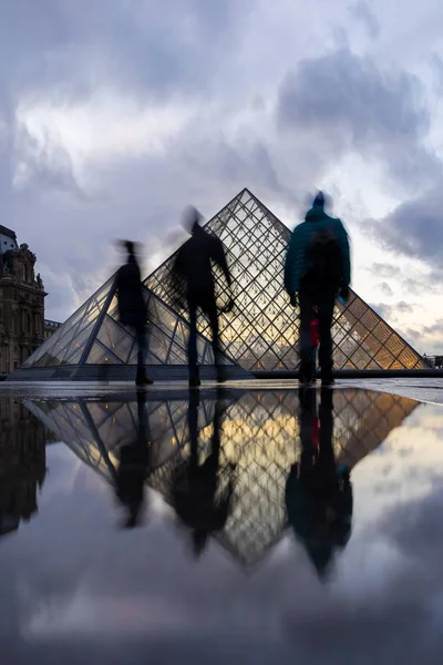 Vista del famoso Museo del Louvre con la Pirámide del Louvre por la noche —  Fotos de Stock