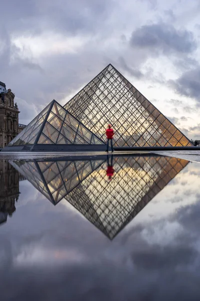 Iew del famoso Museo del Louvre con la Pirámide del Louvre por la noche — Foto de Stock