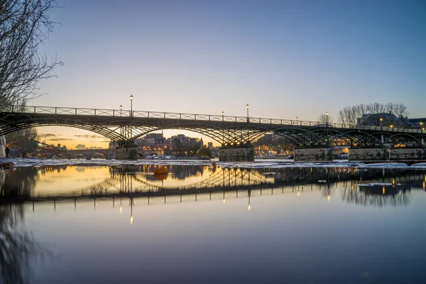 Pont des Arts ve Institut de France, Paris, Fransa gündoğumu ile Seine Nehri