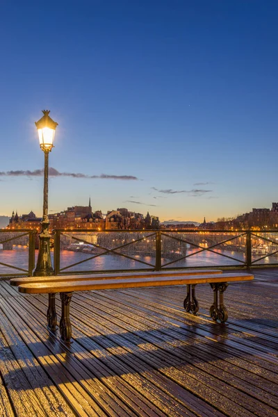 Rivier de Seine met de Pont des Arts bij zonsopgang in Parijs — Stockfoto