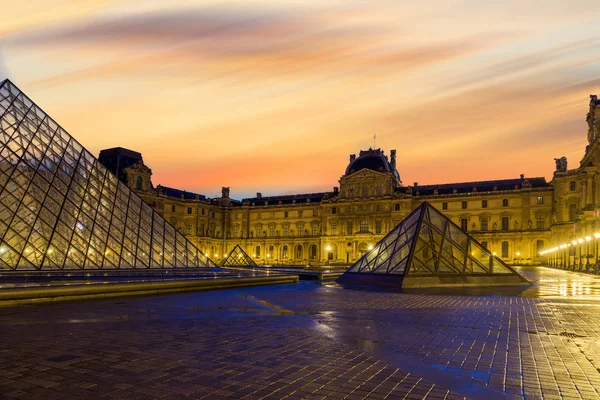 Iew del famoso Museo del Louvre con la Pirámide del Louvre por la noche — Foto de Stock