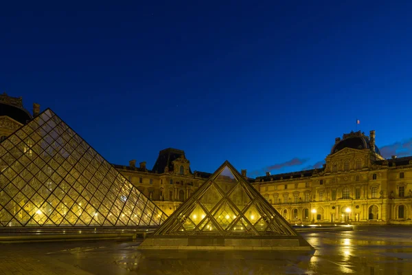 夜のルーヴル美術館のピラミッドで有名なルーヴル美術館の表示 — ストック写真