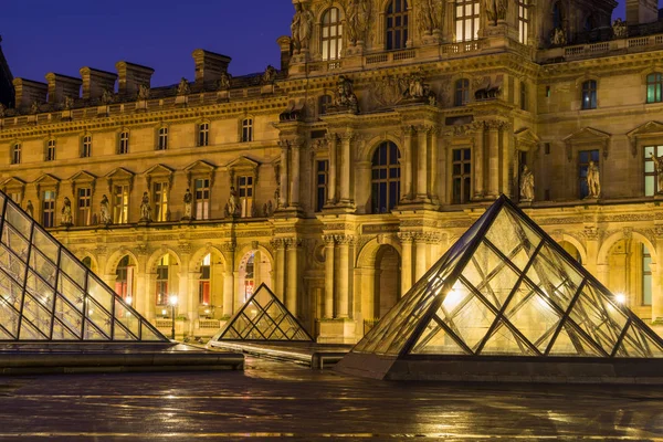 Iew of famous Louvre Museum with Louvre Pyramid at evening — Stock Photo, Image