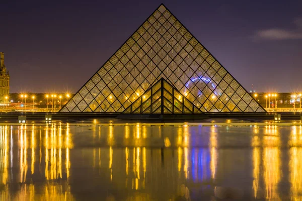 Προβολή από το περίφημο Μουσείο του Λούβρου με πυραμίδα Λούβρου στο βράδυ — Φωτογραφία Αρχείου