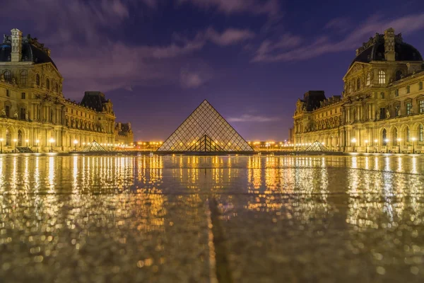 Iew du célèbre Musée du Louvre avec la Pyramide du Louvre le soir — Photo