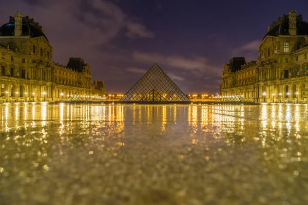 Iew del famoso Museo del Louvre con la Pirámide del Louvre por la noche — Foto de Stock