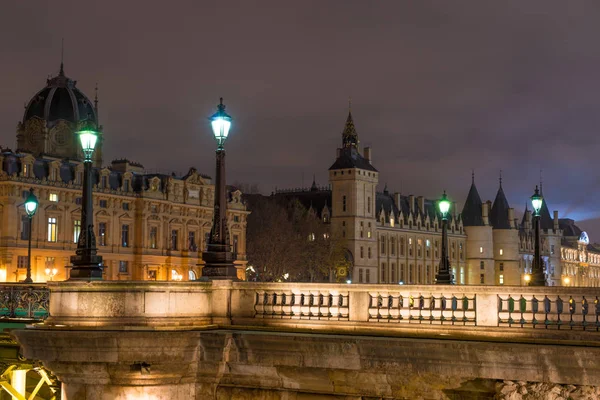 Vista Nocturna Del Castillo Conciergerie Del Puente Pont Notre Dame —  Fotos de Stock