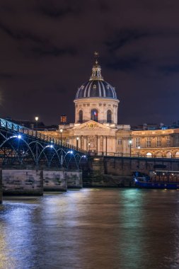Nehir SEINE Pont des Arts ve Institut de France ile gece ben