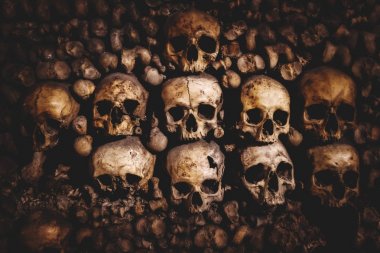 Paris yeraltı mezarlıklarında kafatasları ve kemikler