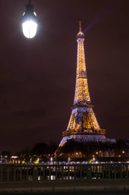 Paris - 04 Aralık 2017: Işıklı Eiffel Kulesi köprü Pont de Bir-Hakeim Paris France.The Eiffel Kulesi değil en fazla ziyaret edilen anıt Fransa 6 milyon ziyaretçi ile her yıl